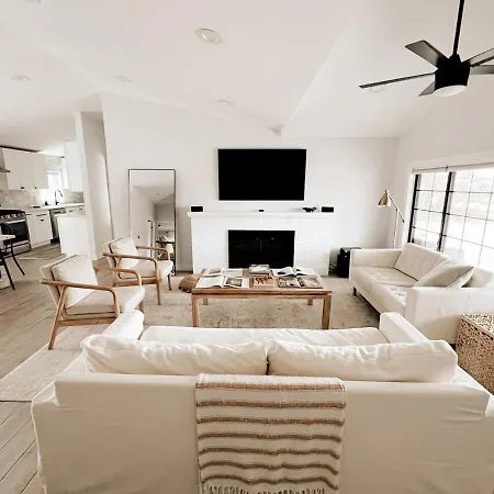 Aesthetic Ranch Style Home With Modern Furnishings